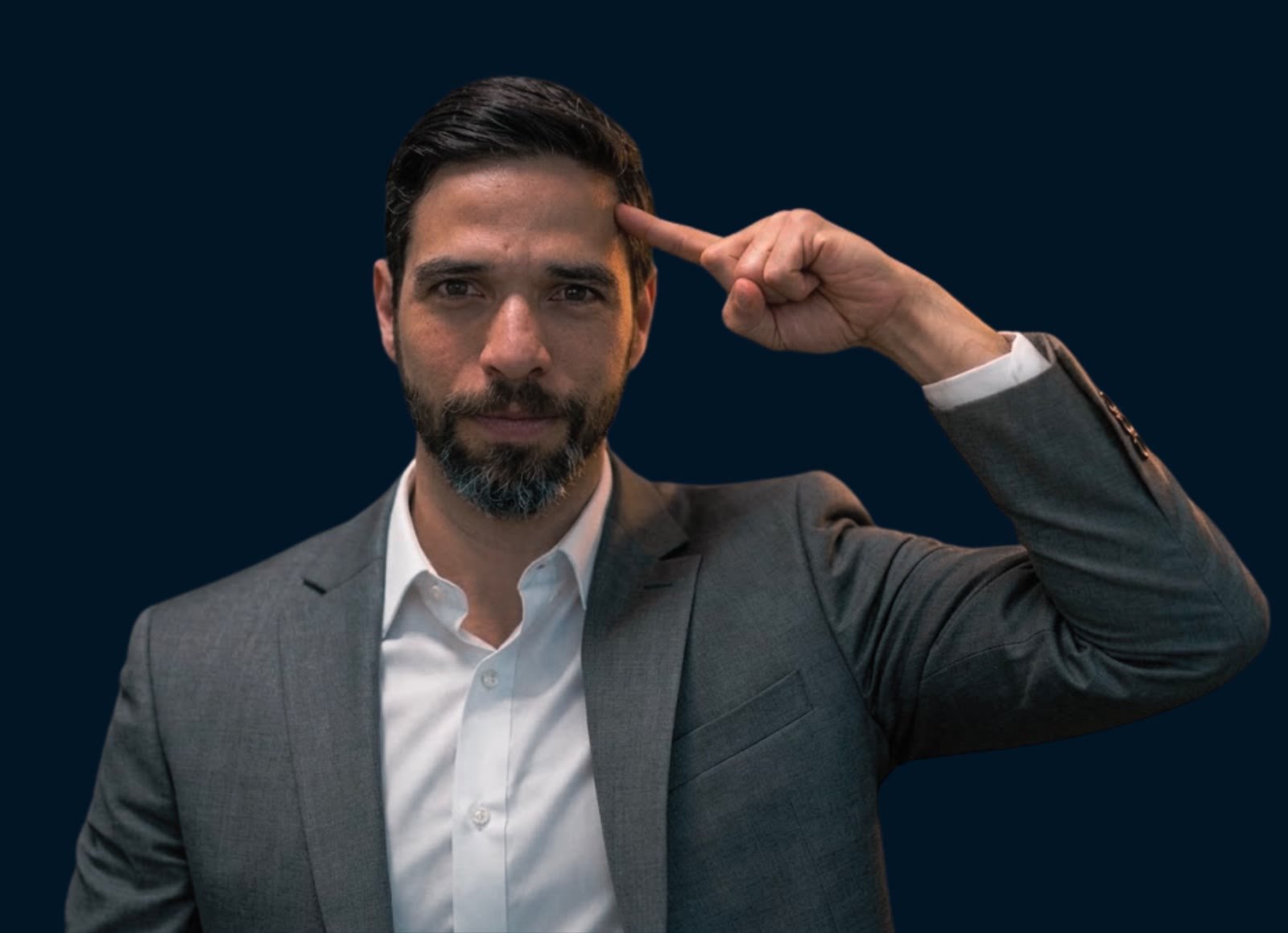 Byron Castro señalando su cabeza, en referencia a cómo funciona el cerebro con TDAH